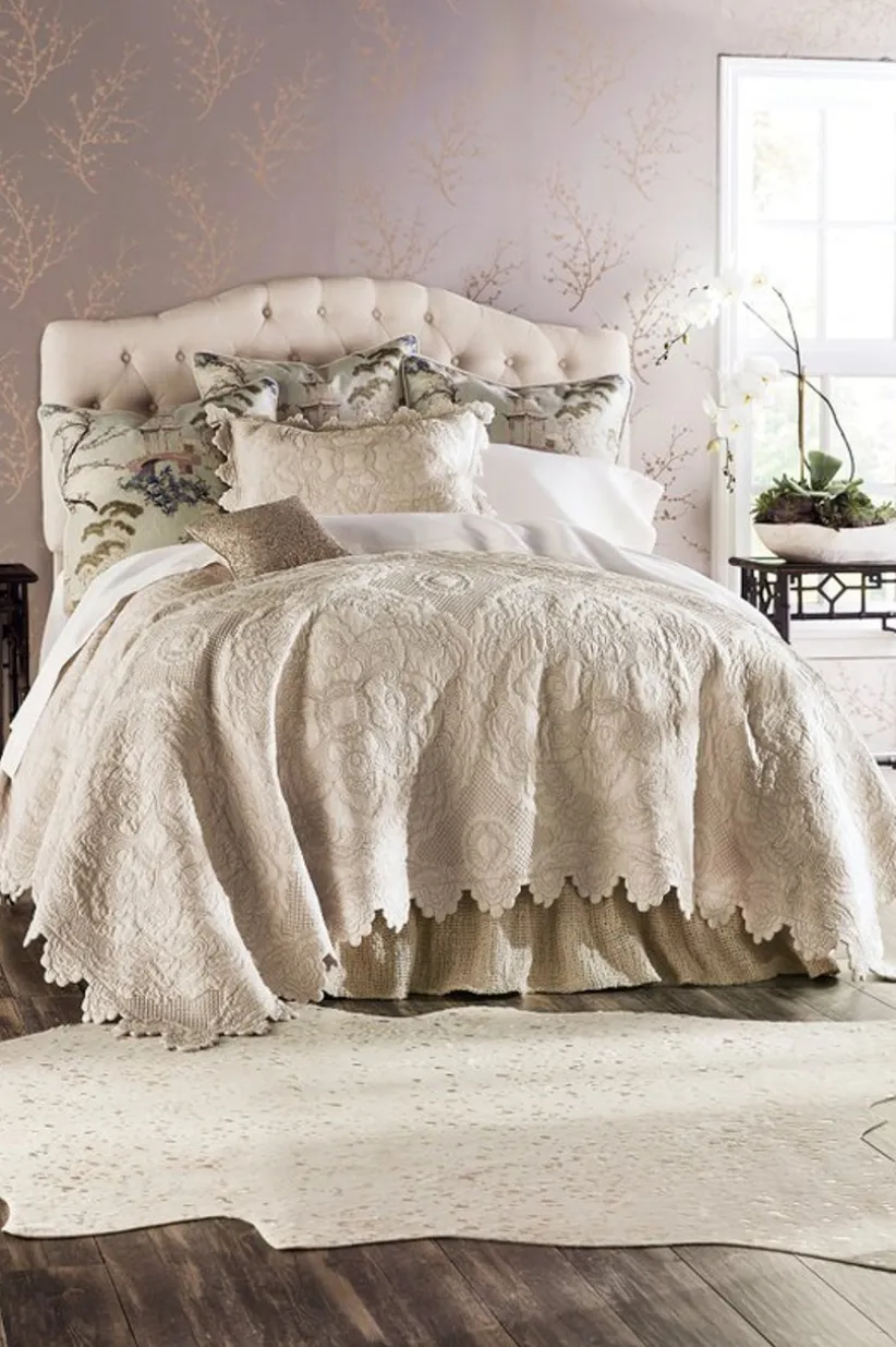 Marguerite Scalloped Quilt